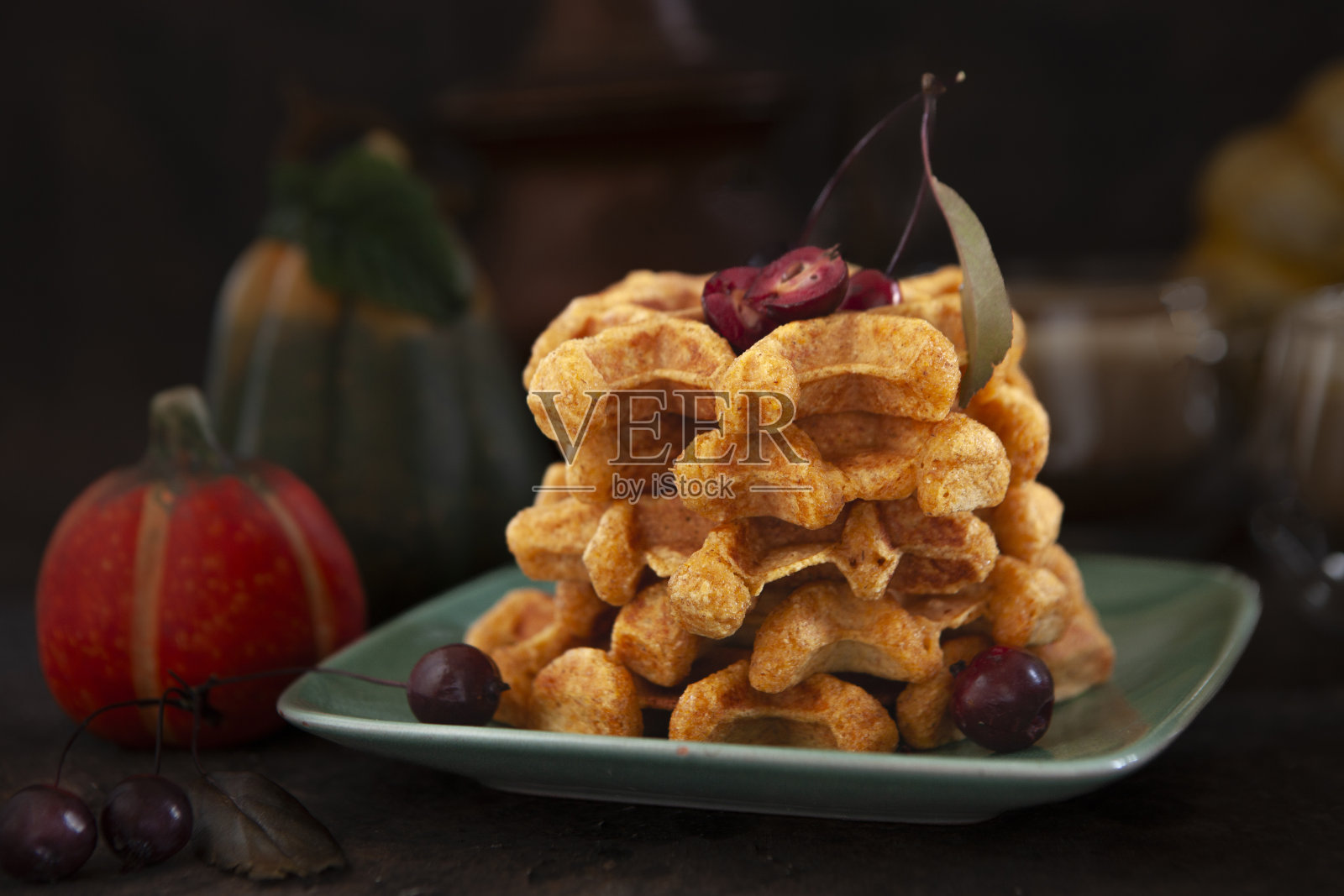 自制南瓜华夫饼。秋天，万圣节，感恩节的食物概念。照片摄影图片