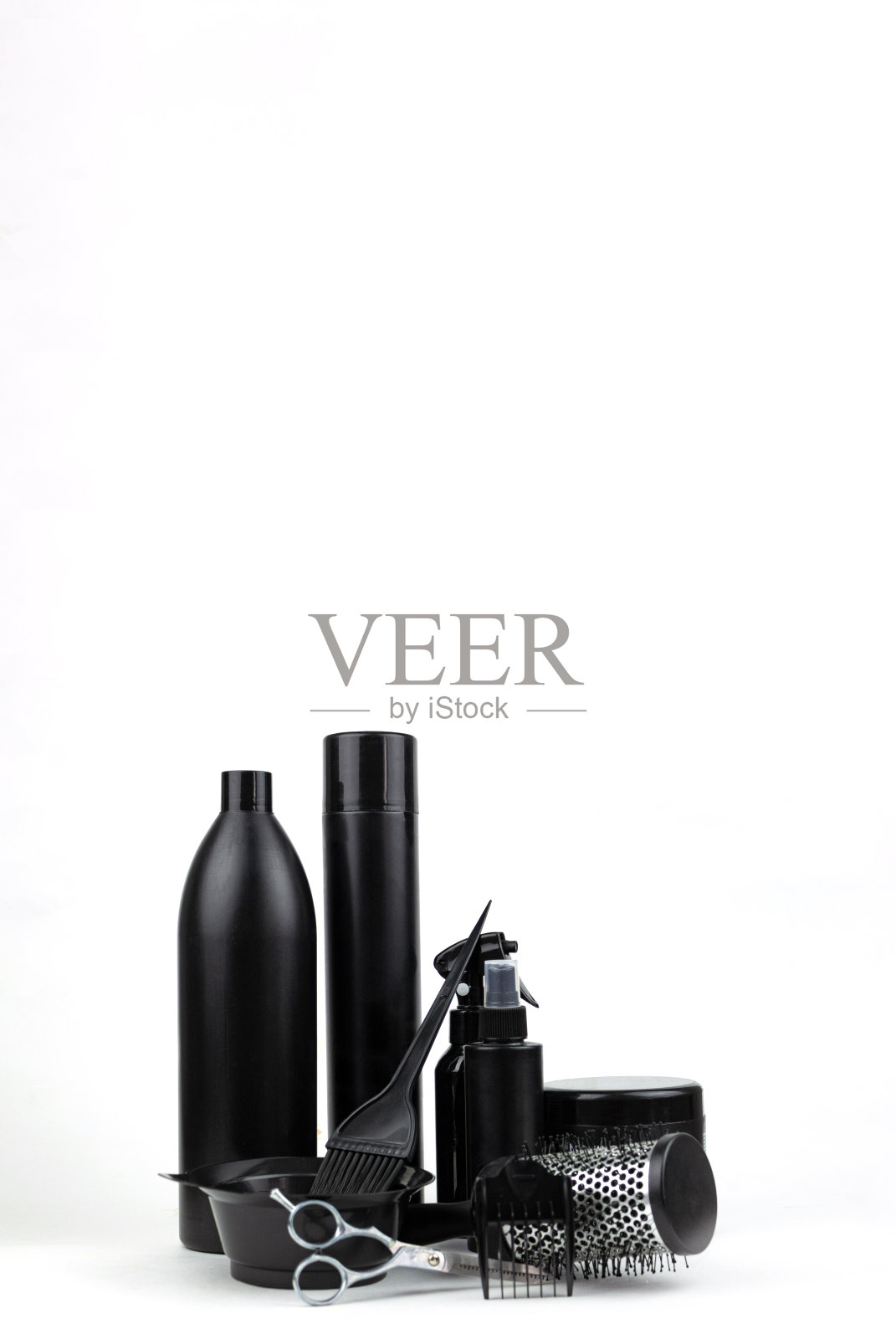 将发型师的饰品放在白色背景上。专业发型师的配件。美发师沙龙概念，美发工具集。剪头发配件。照片摄影图片