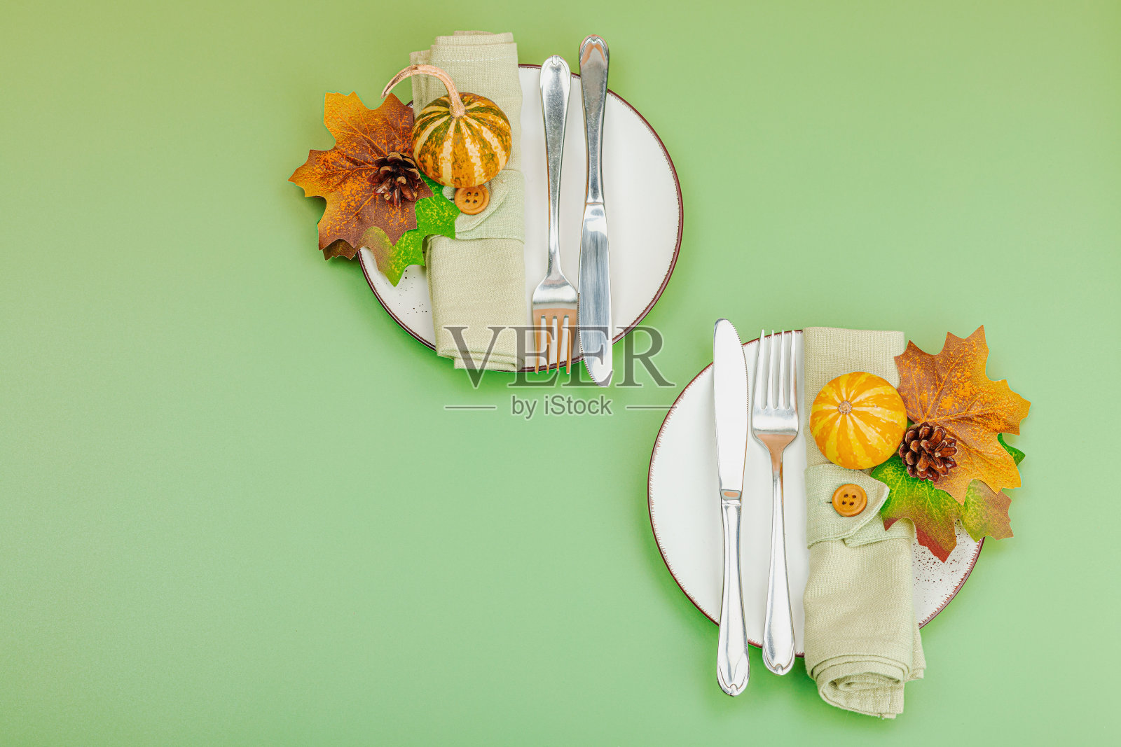 秋天的餐桌摆设。感恩节餐具，传统的秋季装饰，平放。节日温馨心情照片摄影图片