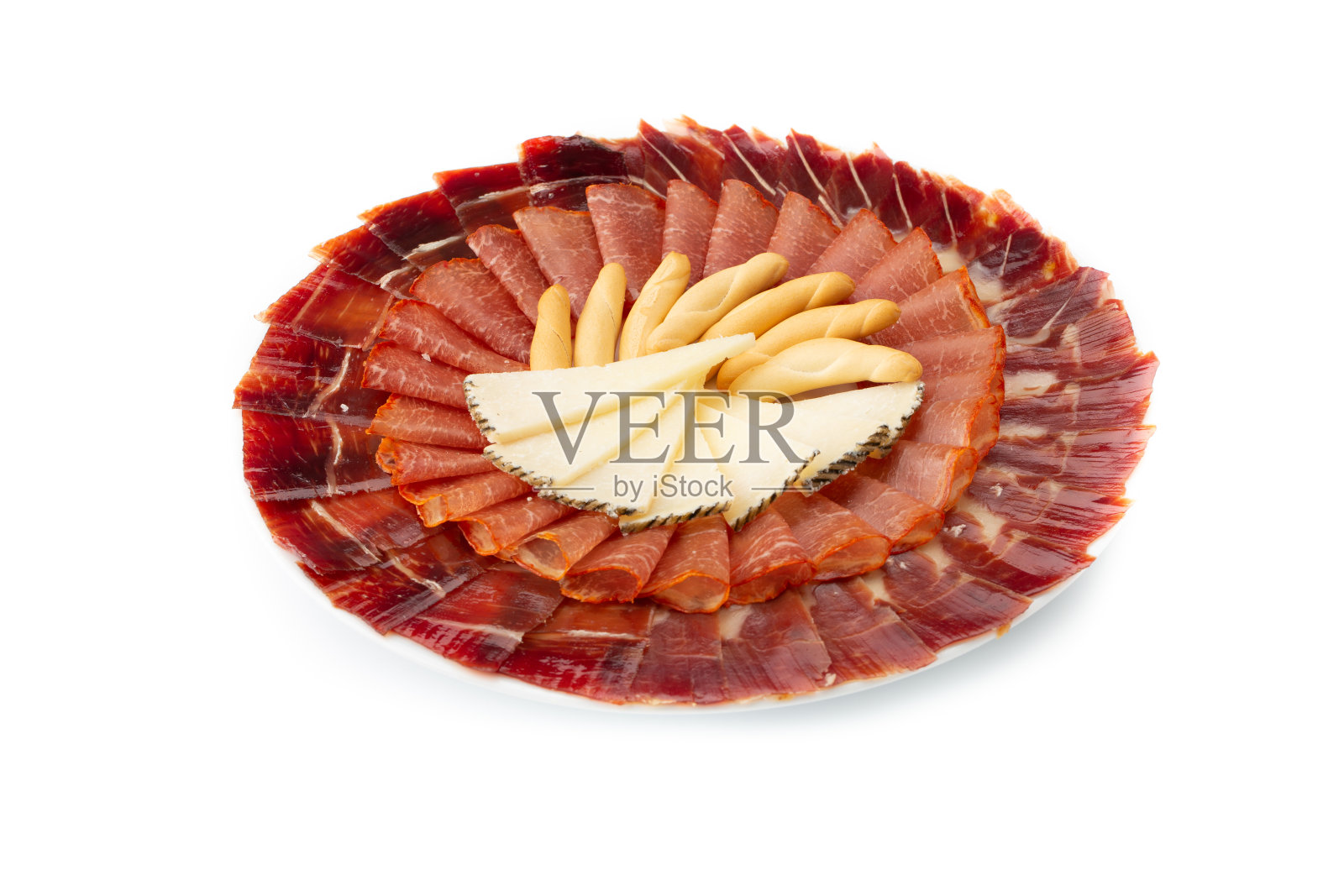 伊比利亚火腿放在质朴的木头上，美味佳肴。照片摄影图片