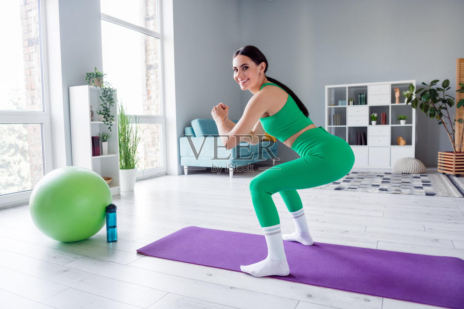 全身侧面肖像正面惊艳女士脂肪燃烧深蹲健身地毯宽敞的家庭健身房室内照片摄影图片