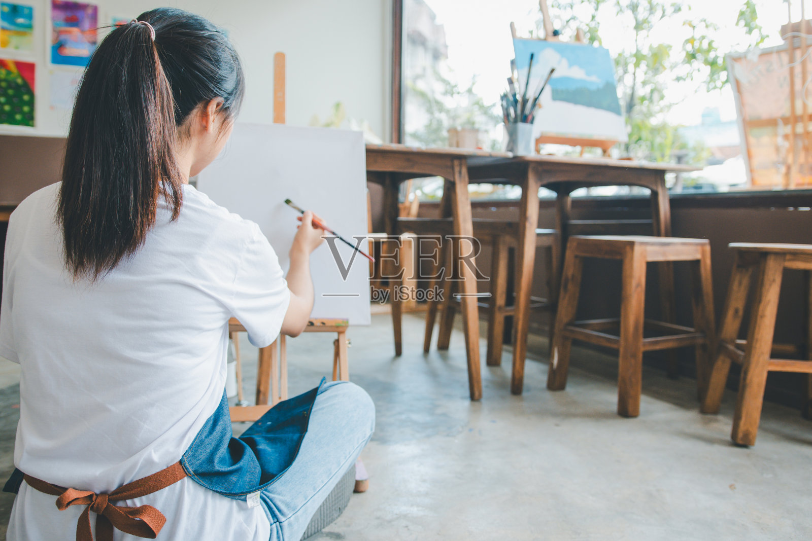 艺术学生用水彩画在画布上做一些艺术项目在工作室车间照片摄影图片