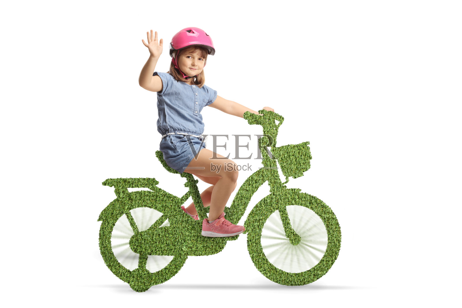 戴着头盔的女孩骑着绿色环保自行车挥手照片摄影图片