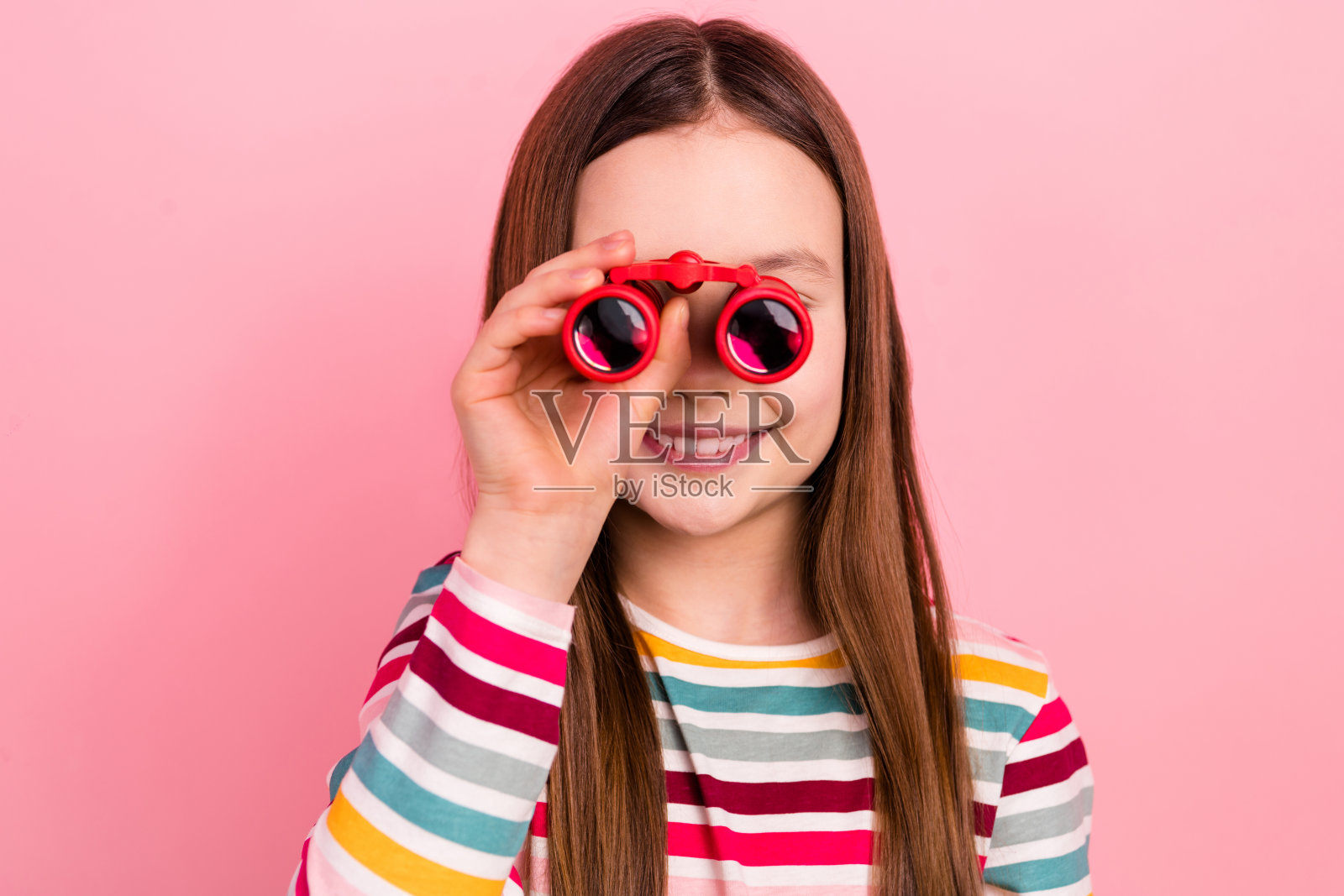 美丽的年轻女孩的照片学校娱乐花课剧院使用护目镜观看奇观孤立的粉红色背景照片摄影图片