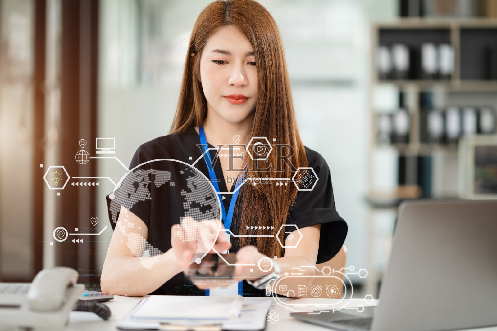 学习在线工作理念。在平板电脑和笔记本电脑上工作的商人，在办公室工作的搜索。照片摄影图片