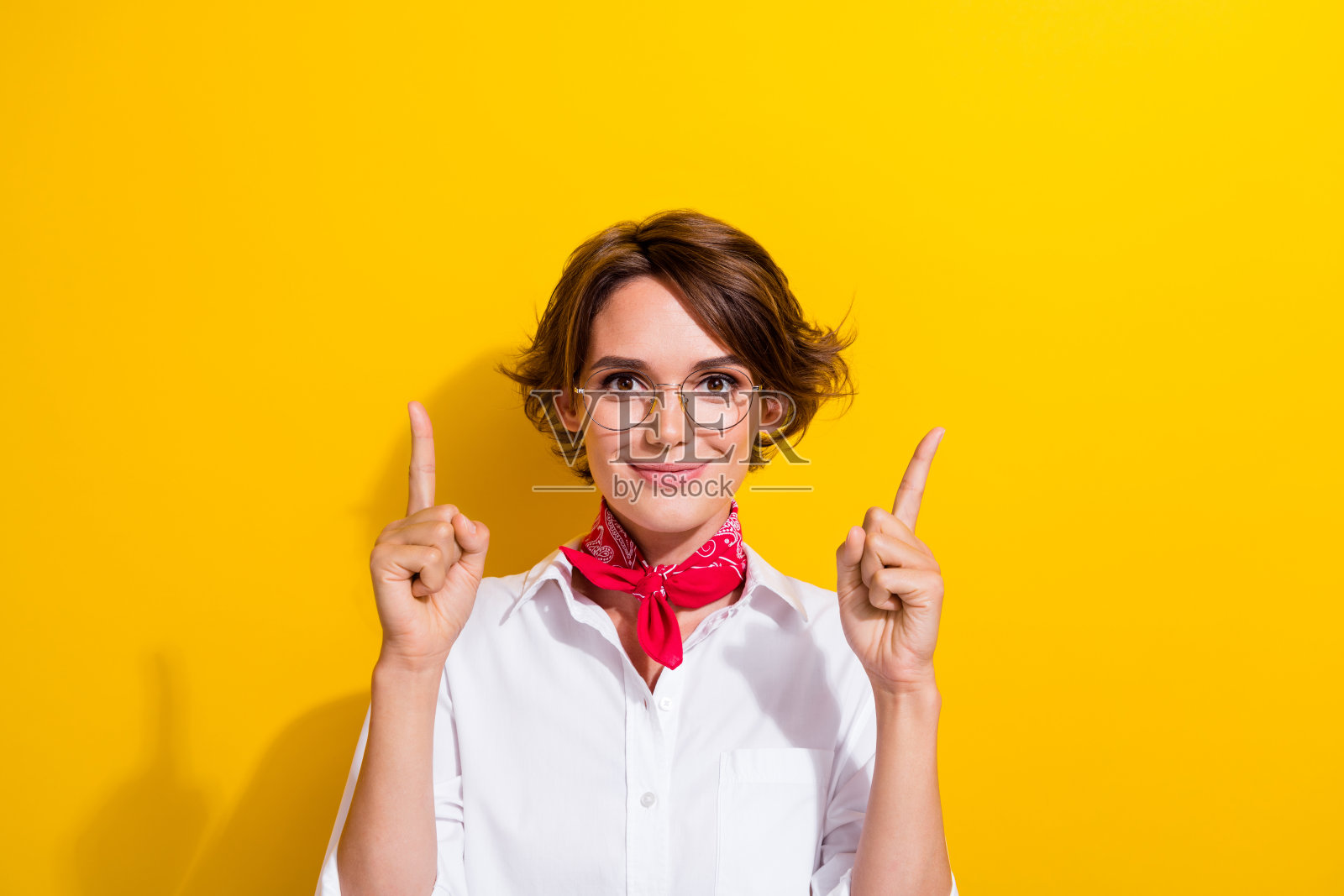 年轻快乐的漂亮女孩的照片，手指指向魅力模特，表明旧时尚风格的变化孤立在黄色背景上照片摄影图片