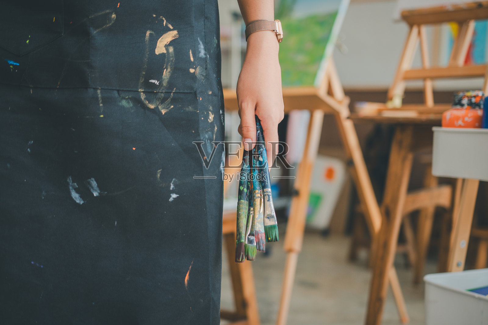 近距离的艺术学生的手拿着画笔水彩画在画布上做一些艺术项目照片摄影图片