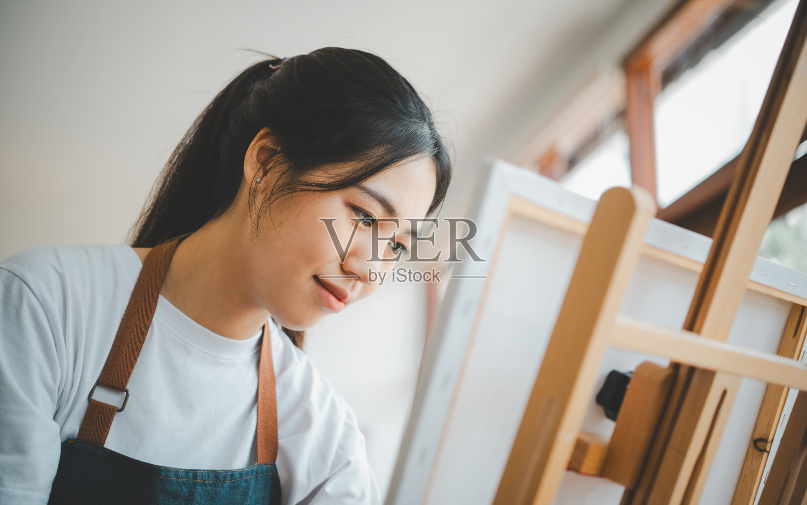 艺术学生用水彩画在画布上做一些艺术项目在工作室车间照片摄影图片