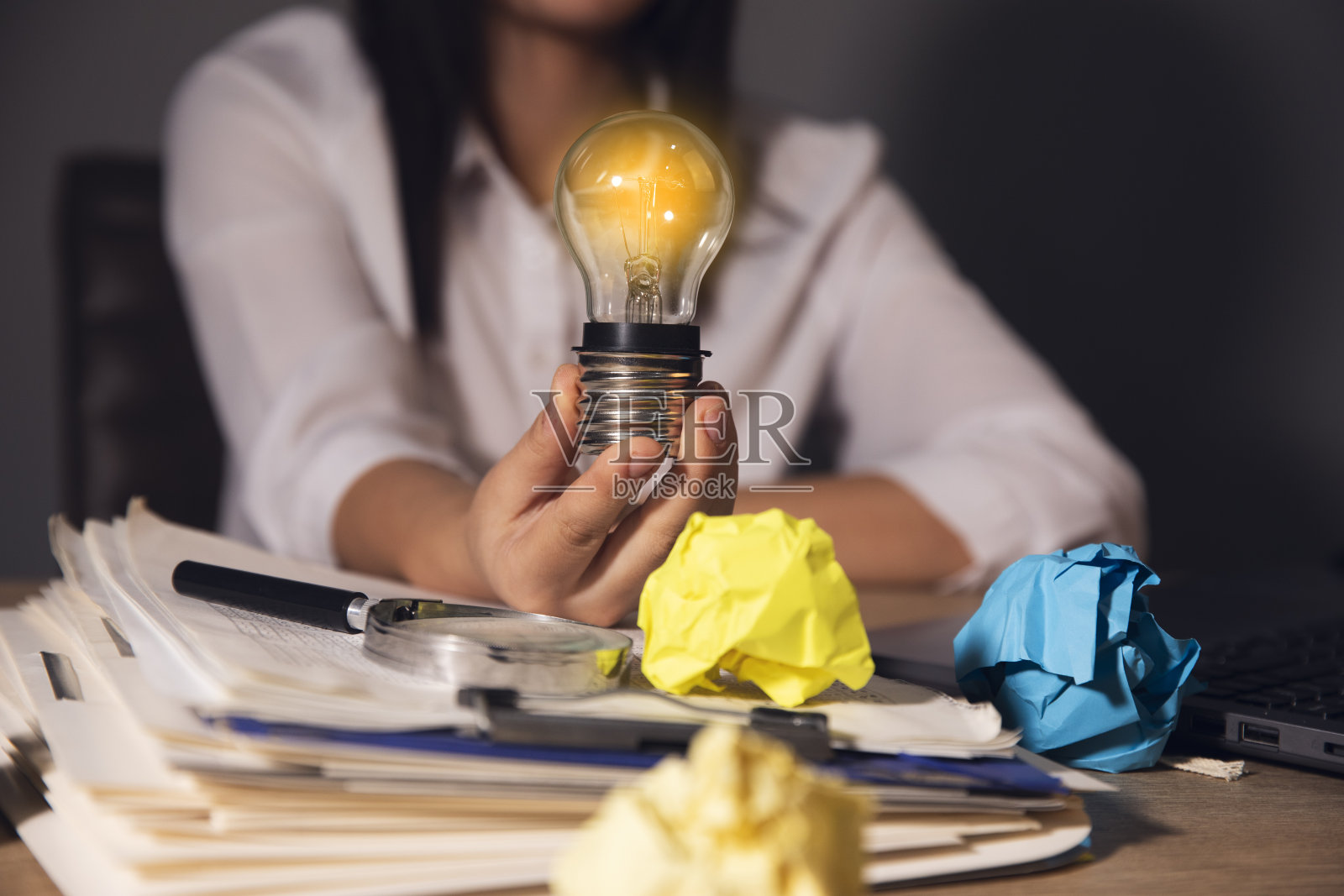 拿着灯泡纸的女人照片摄影图片