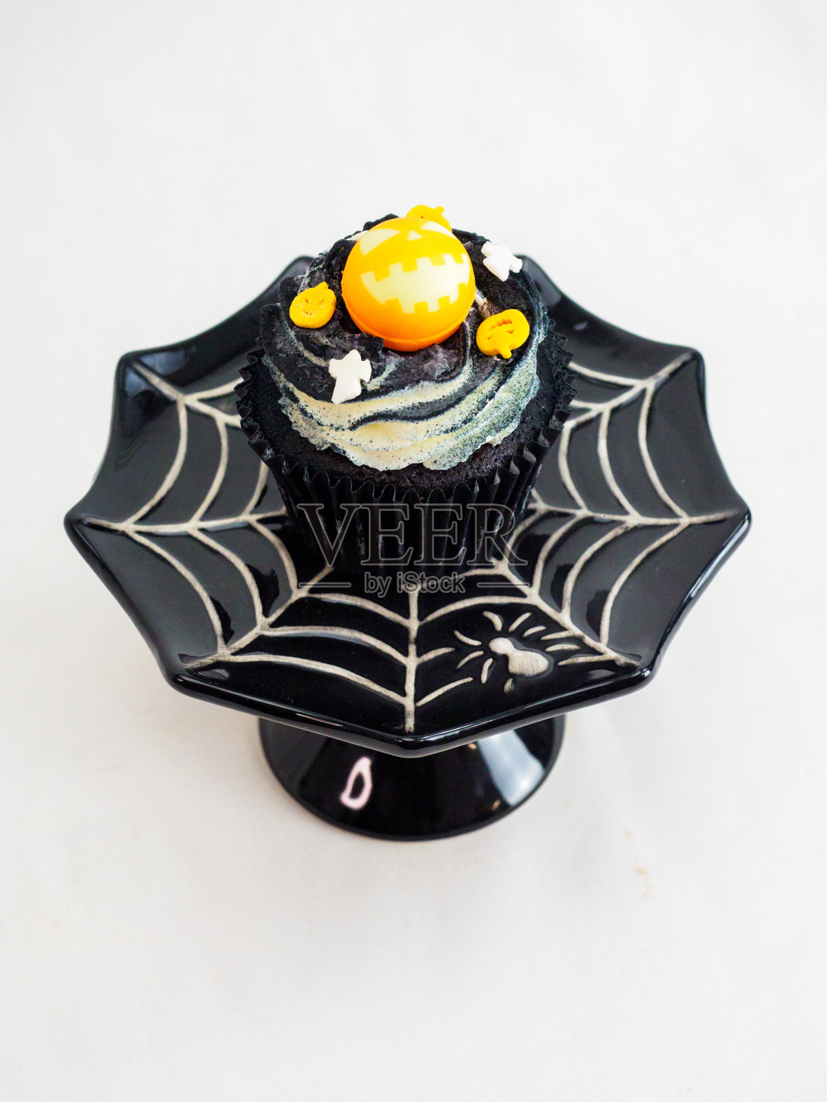 白色背景的万圣节恐怖主题松饼照片摄影图片