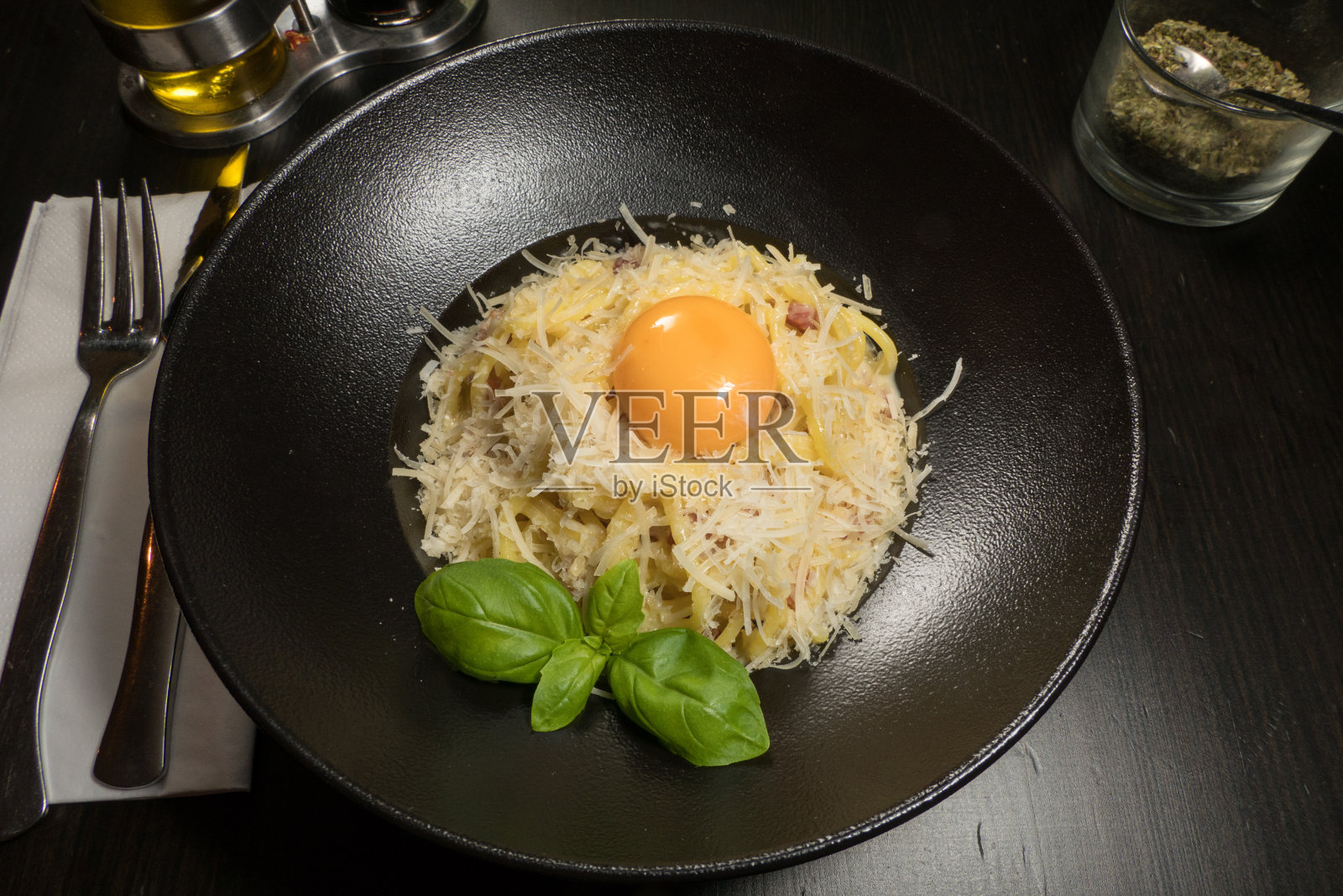 一盘传统的意大利面。照片摄影图片