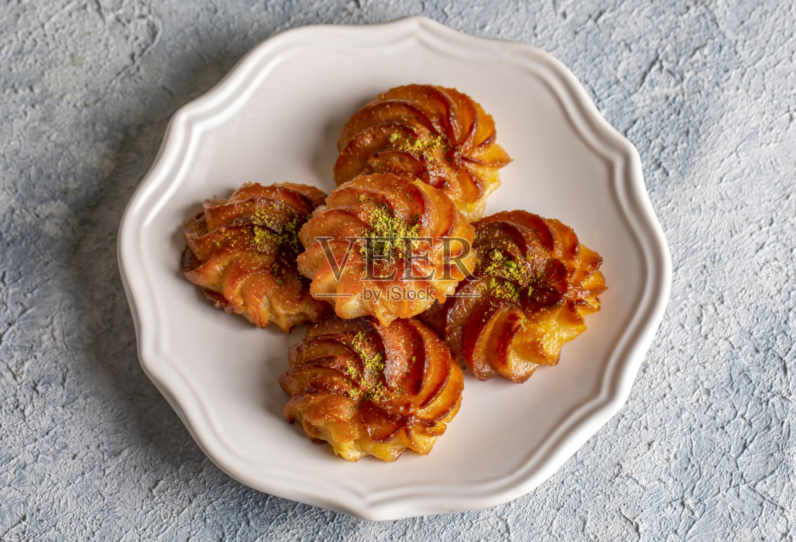 土耳其和阿拉伯传统斋月甜点:Lor奶酪甜点加开心果粉(土耳其名称;卤tatlisi)照片摄影图片