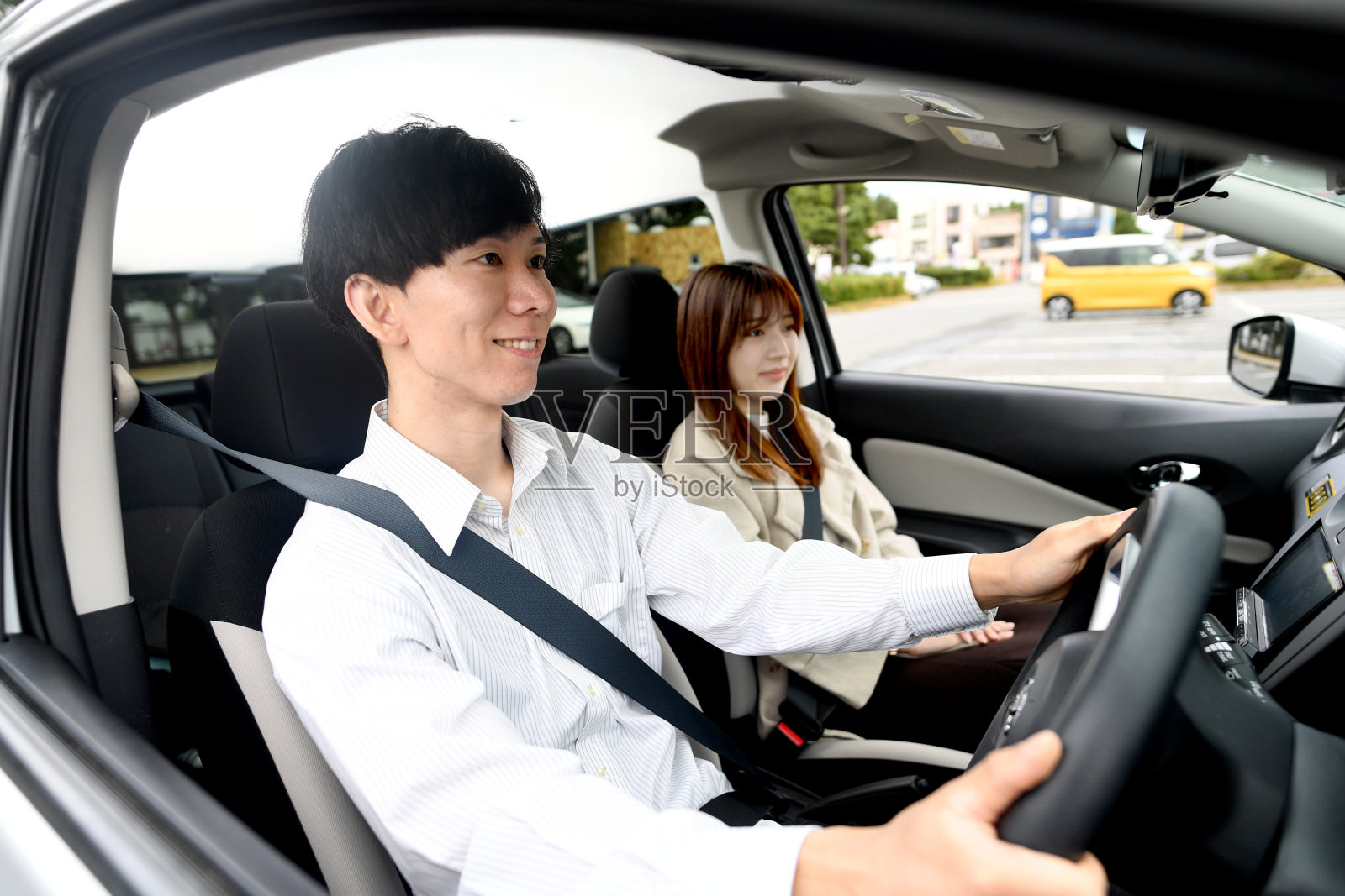 年轻的亚洲夫妇喜欢开车照片摄影图片