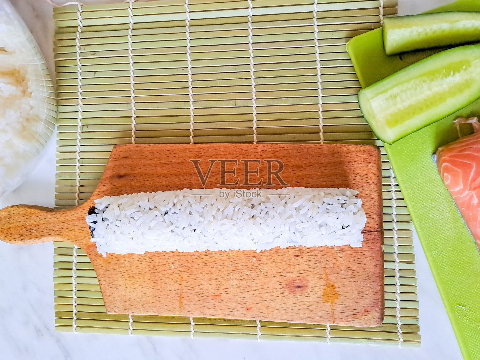 新鲜的日本传统寿司，用筷子夹三文鱼和芝麻照片摄影图片