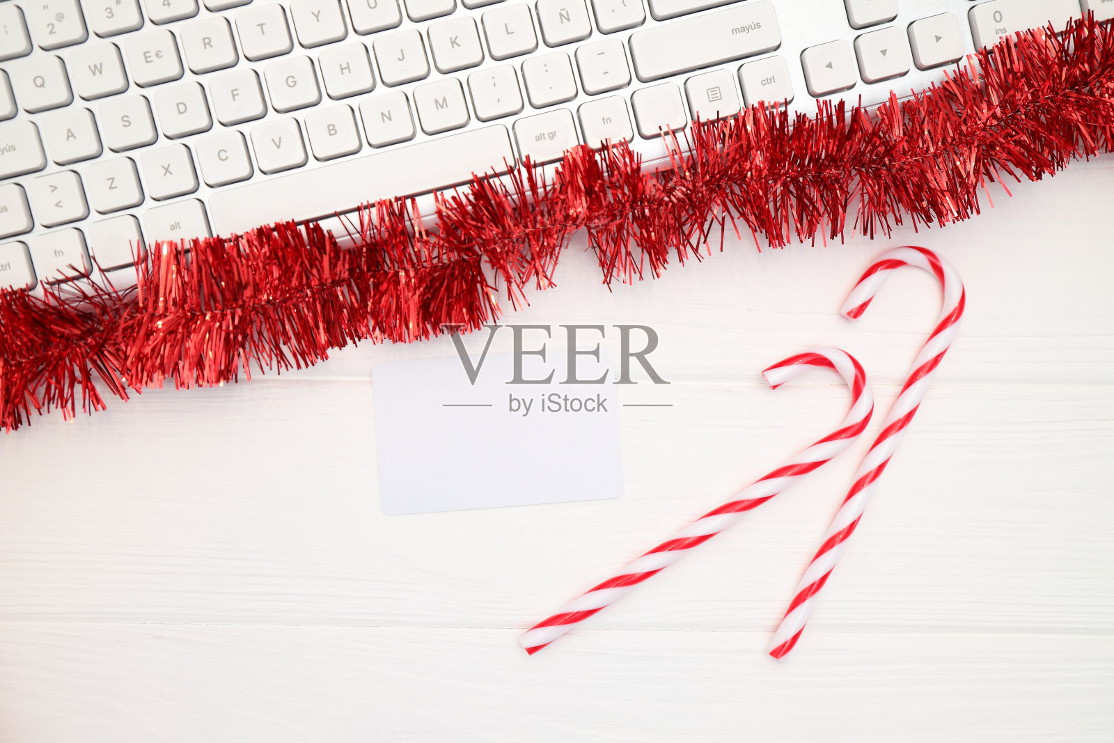 键盘附近的信用卡模型和圣诞和新年装饰照片摄影图片