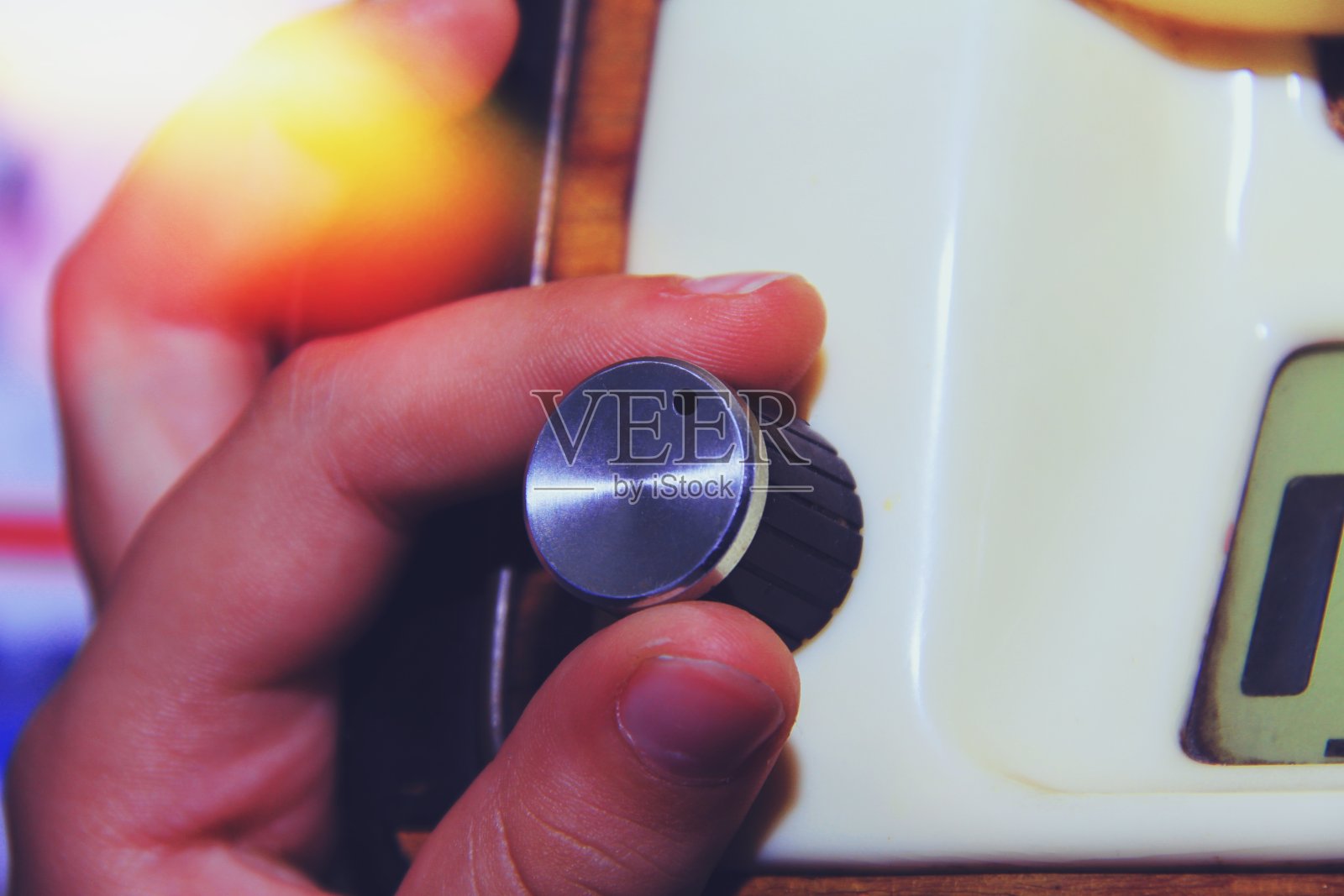 特写手打开旧收音机听，复古的色彩风格照片摄影图片