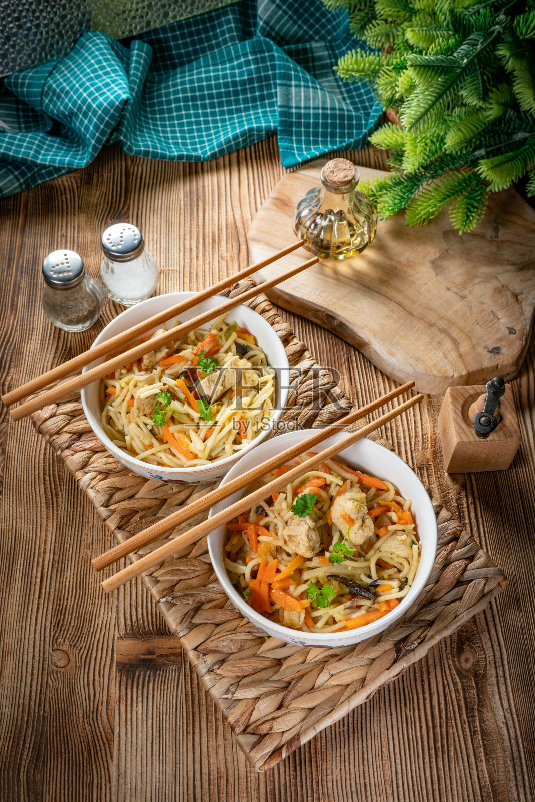 鸡肉蔬菜炒面。照片摄影图片