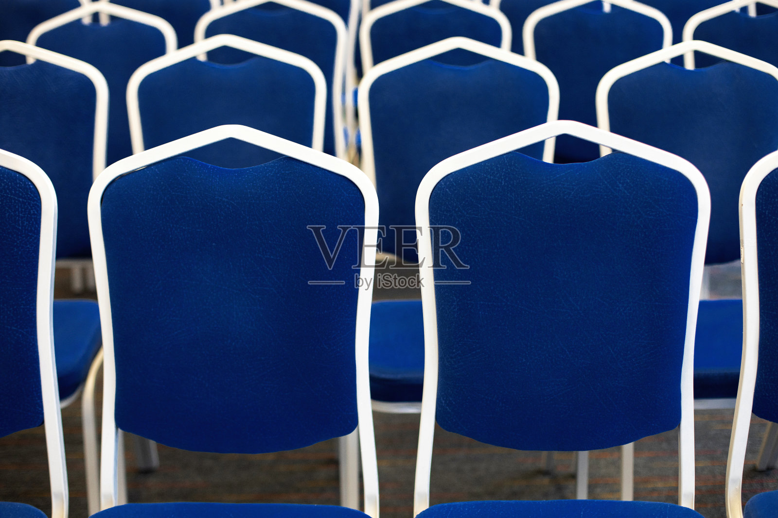 会议室的蓝色办公椅照片摄影图片