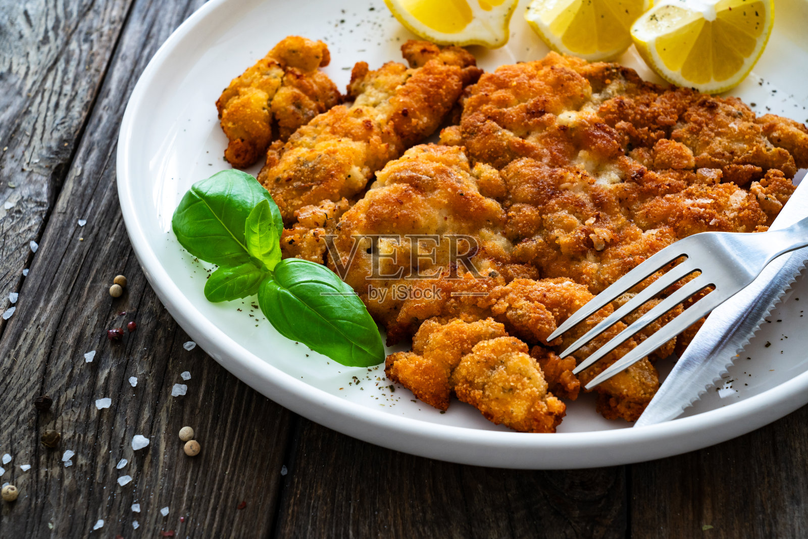 炸猪排配柠檬照片摄影图片