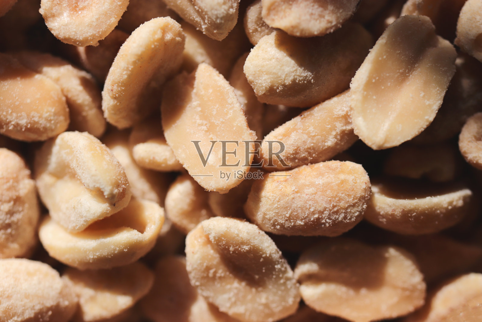 一把盐花生作为背景。宏观的特写镜头。照片摄影图片