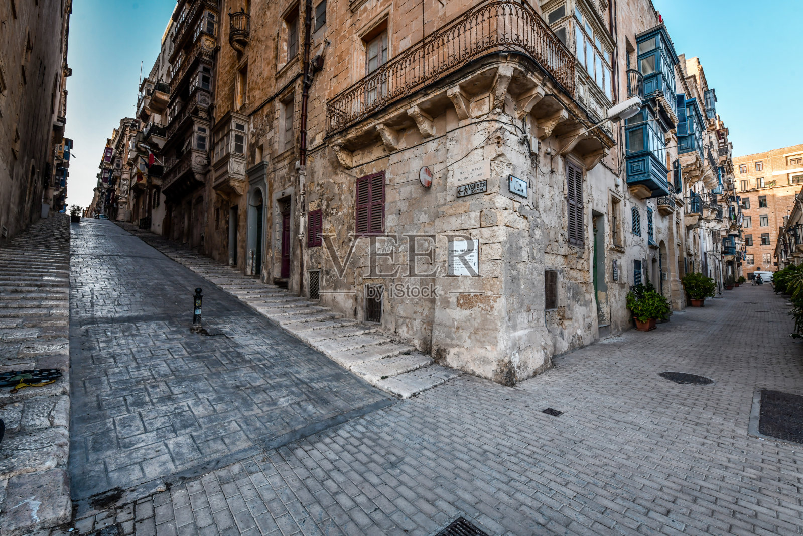 马耳他瓦莱塔大主教街的上坡景观照片摄影图片