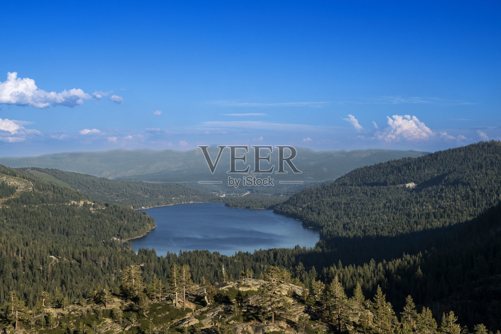 五彩缤纷的唐纳湖高角度秋景照片摄影图片