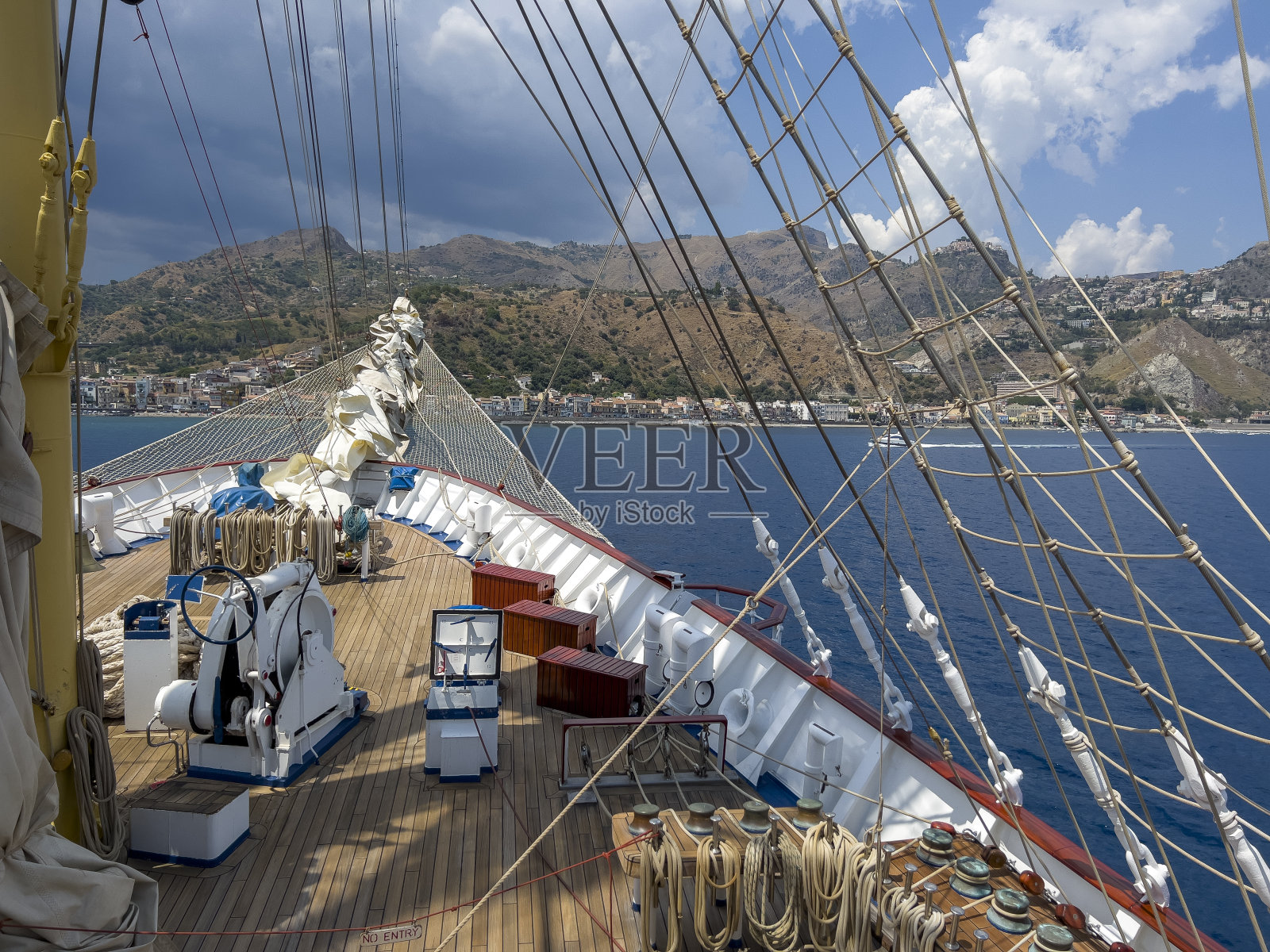 从板子上可以看到塔霍米纳海岸的美景。照片摄影图片