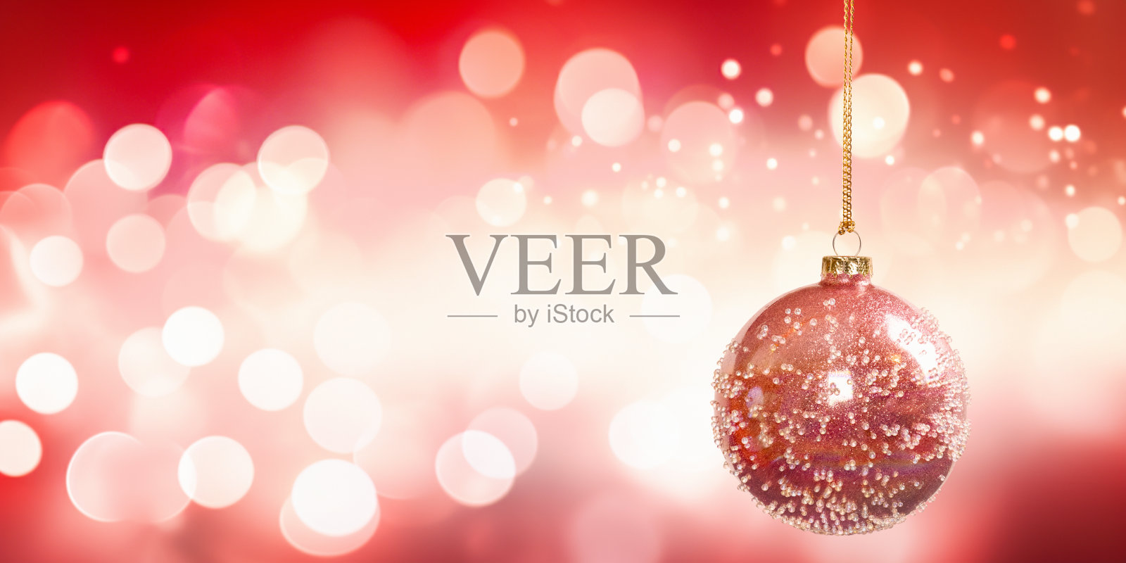 悬挂圣诞装饰品对散焦灯光背景照片摄影图片