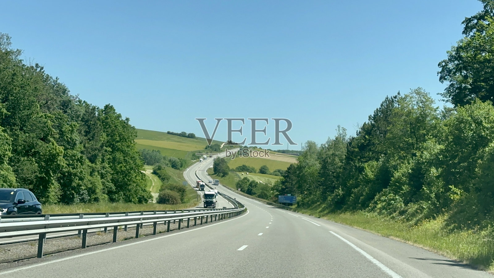 蜿蜒的公路穿过山丘照片摄影图片