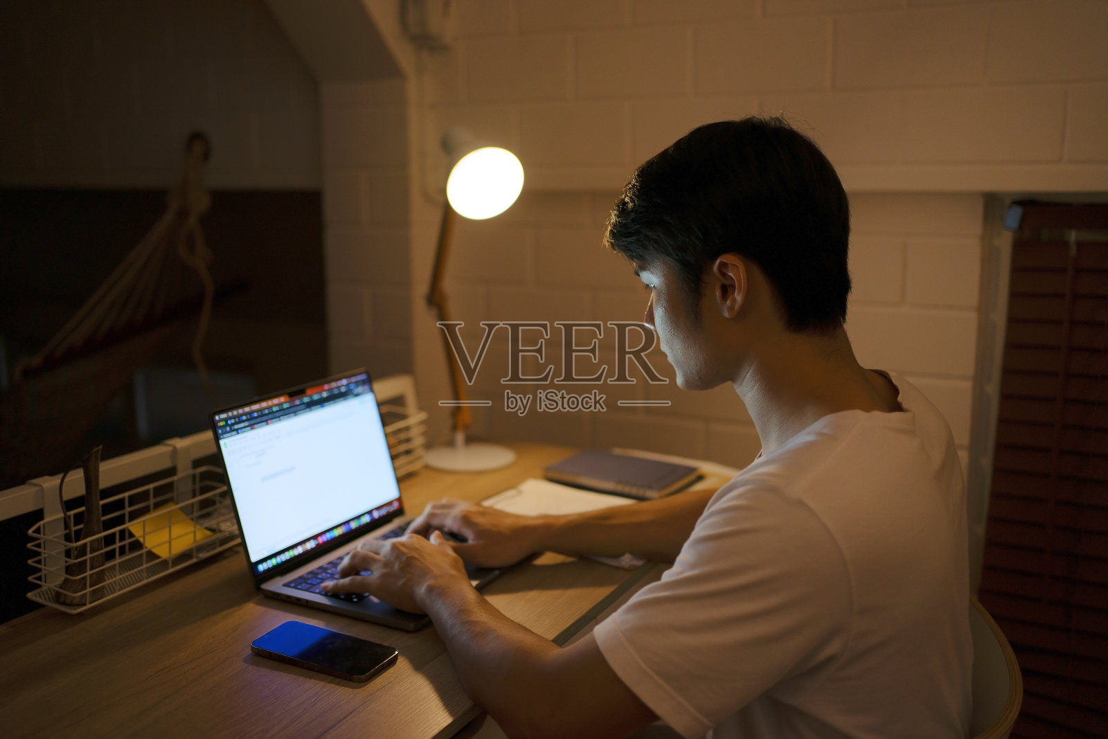 一个男人工作到深夜。照片摄影图片