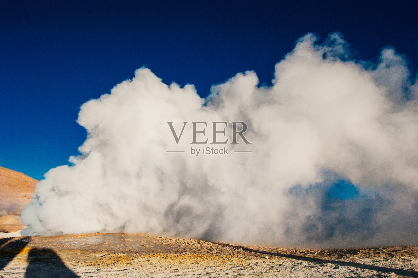 位于南美洲玻利维亚高原的Eduardo Avaroa国家保护区的Sol de Manana间歇泉照片摄影图片