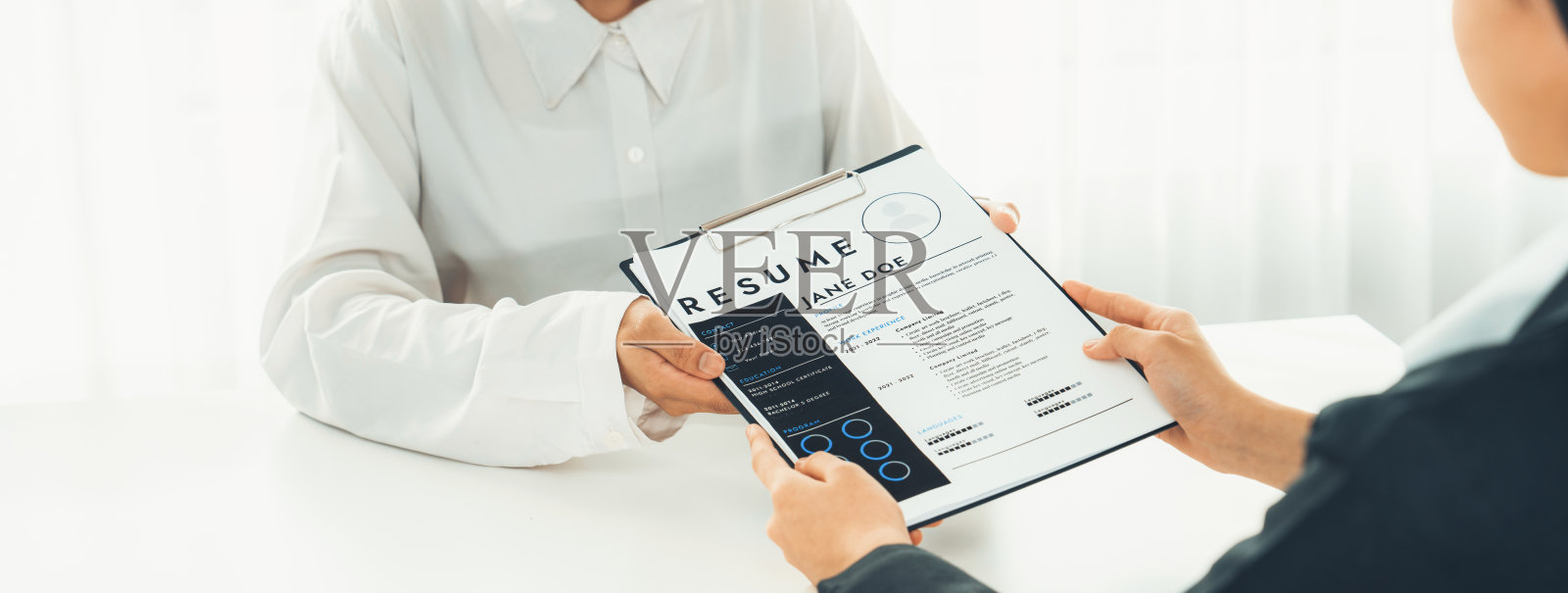 公司招聘人员面试求职者讨论职业目标。精明的照片摄影图片