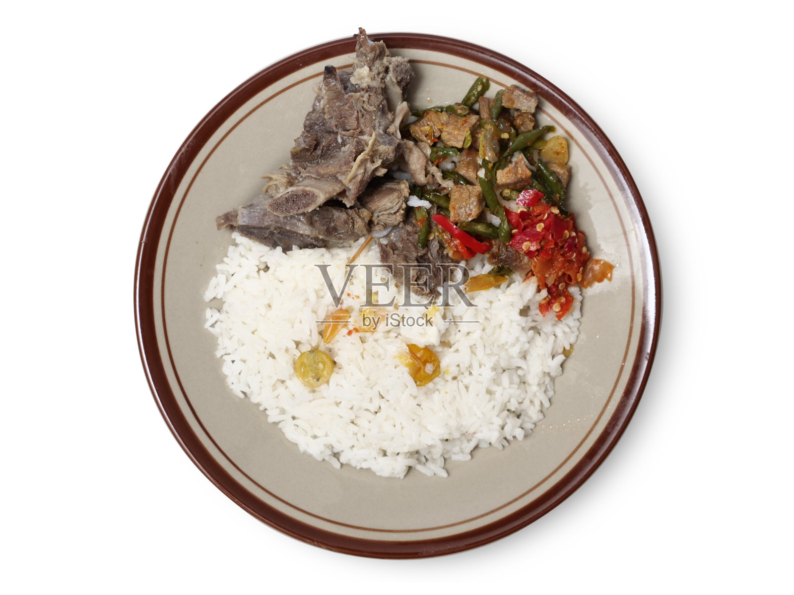 豆豉饭是一种混合米饭，配上牛肋排、豆豉和辣椒酱照片摄影图片