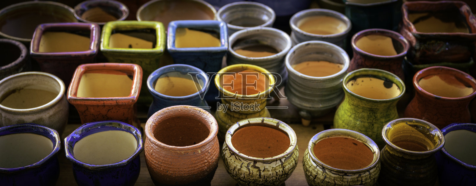 韩国街头市场上展出的陶罐照片摄影图片