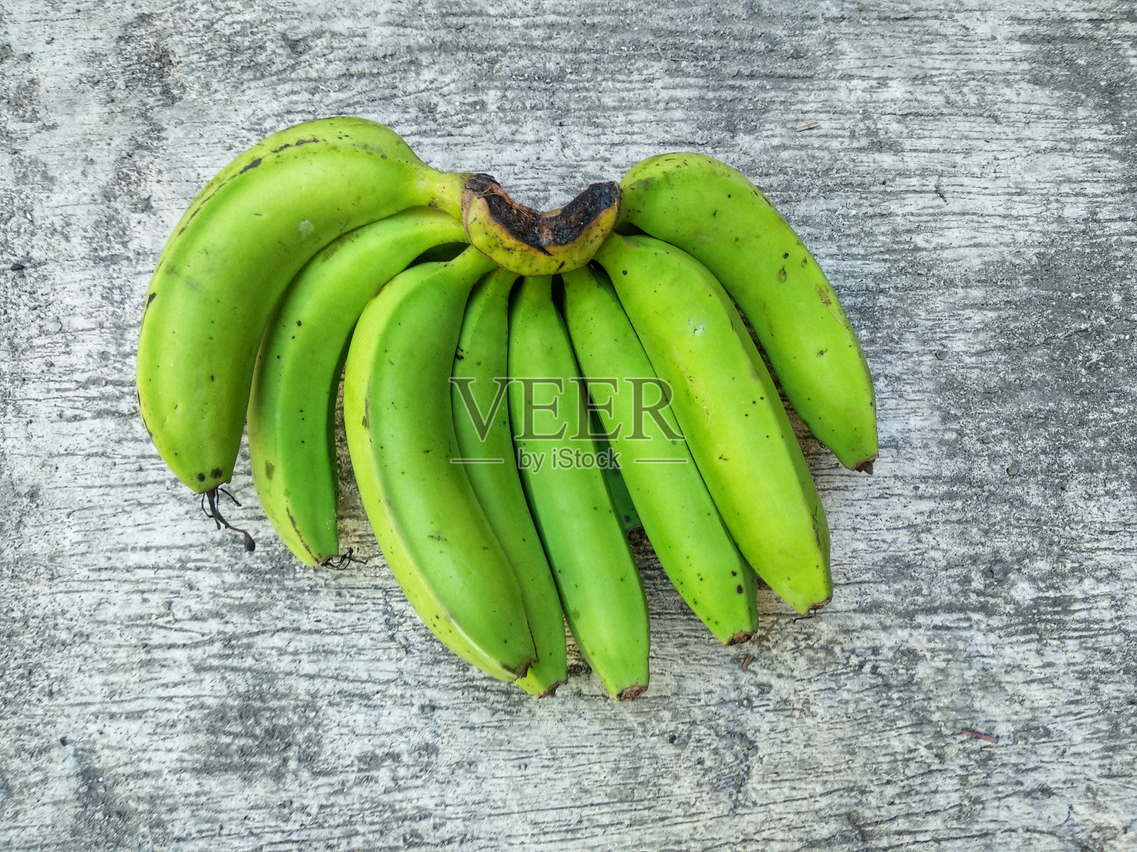 刚从花园里摘下来的青香蕉照片摄影图片