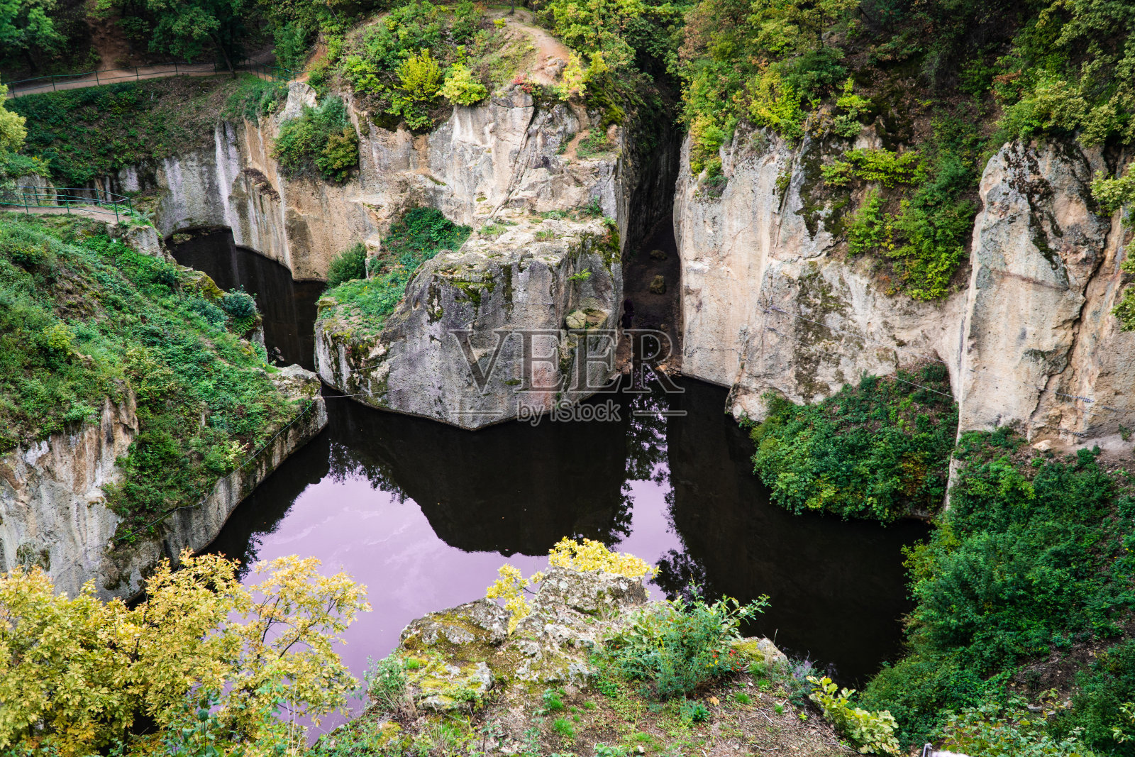 Sarospatak的洞穴湖照片摄影图片