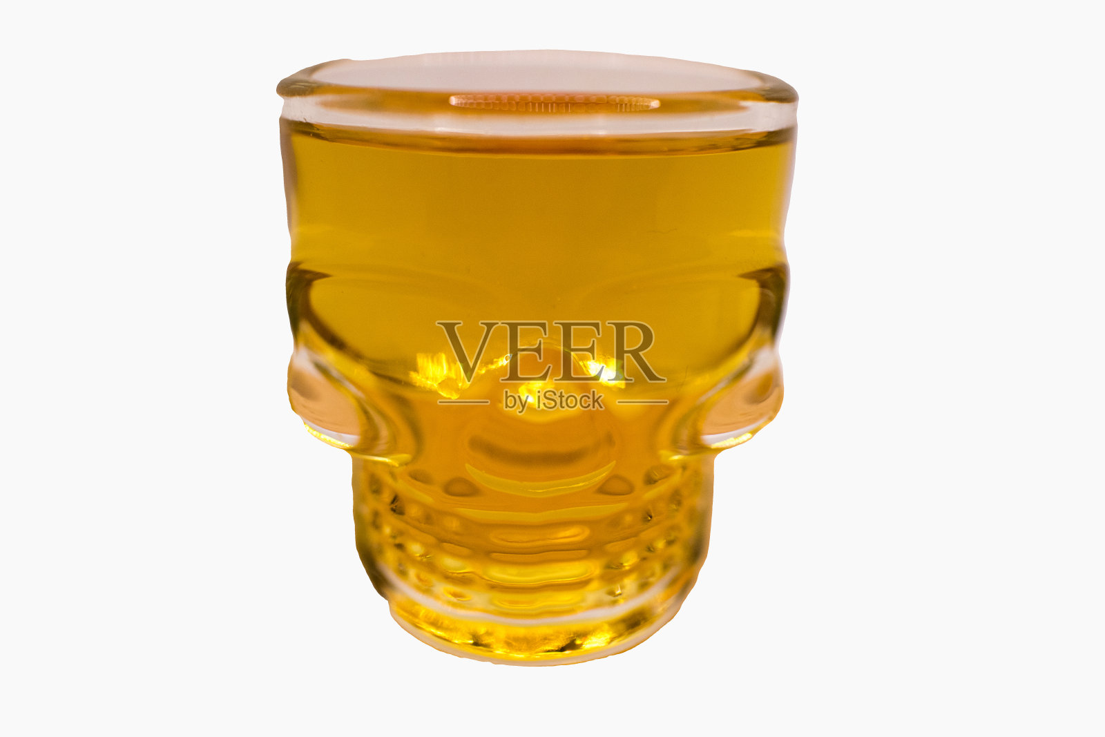 一小杯威士忌，朗姆酒，分别放在不同颜色的背景上照片摄影图片