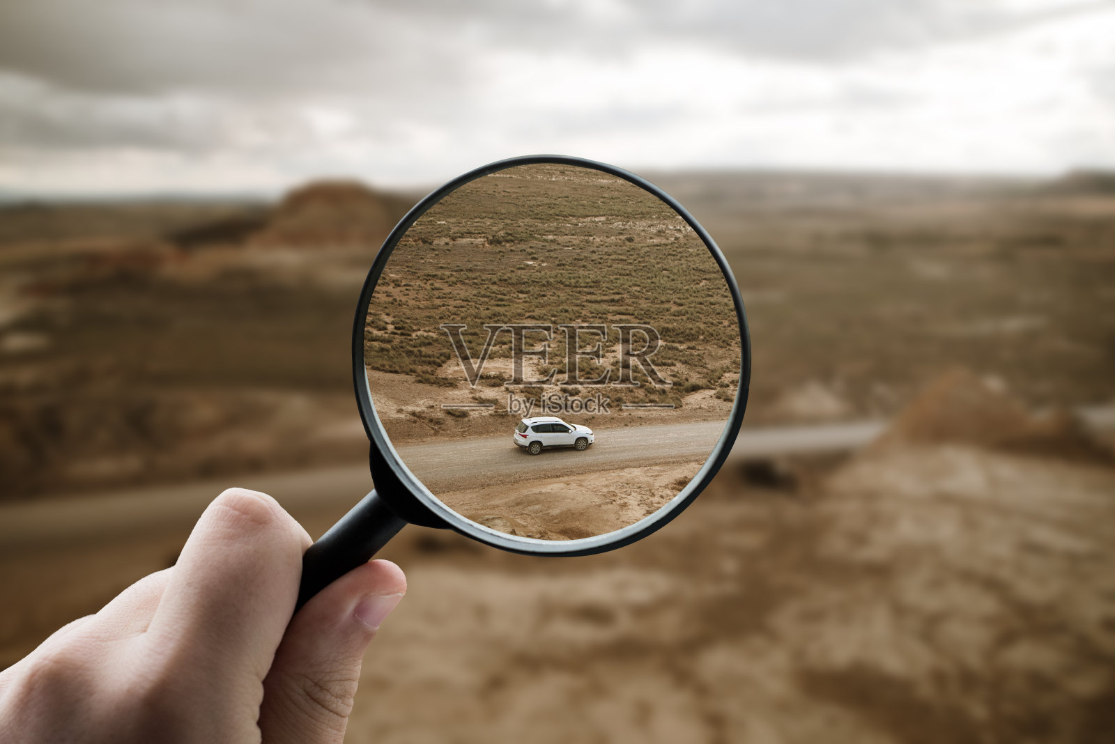 专注于沙漠中的一辆车照片摄影图片