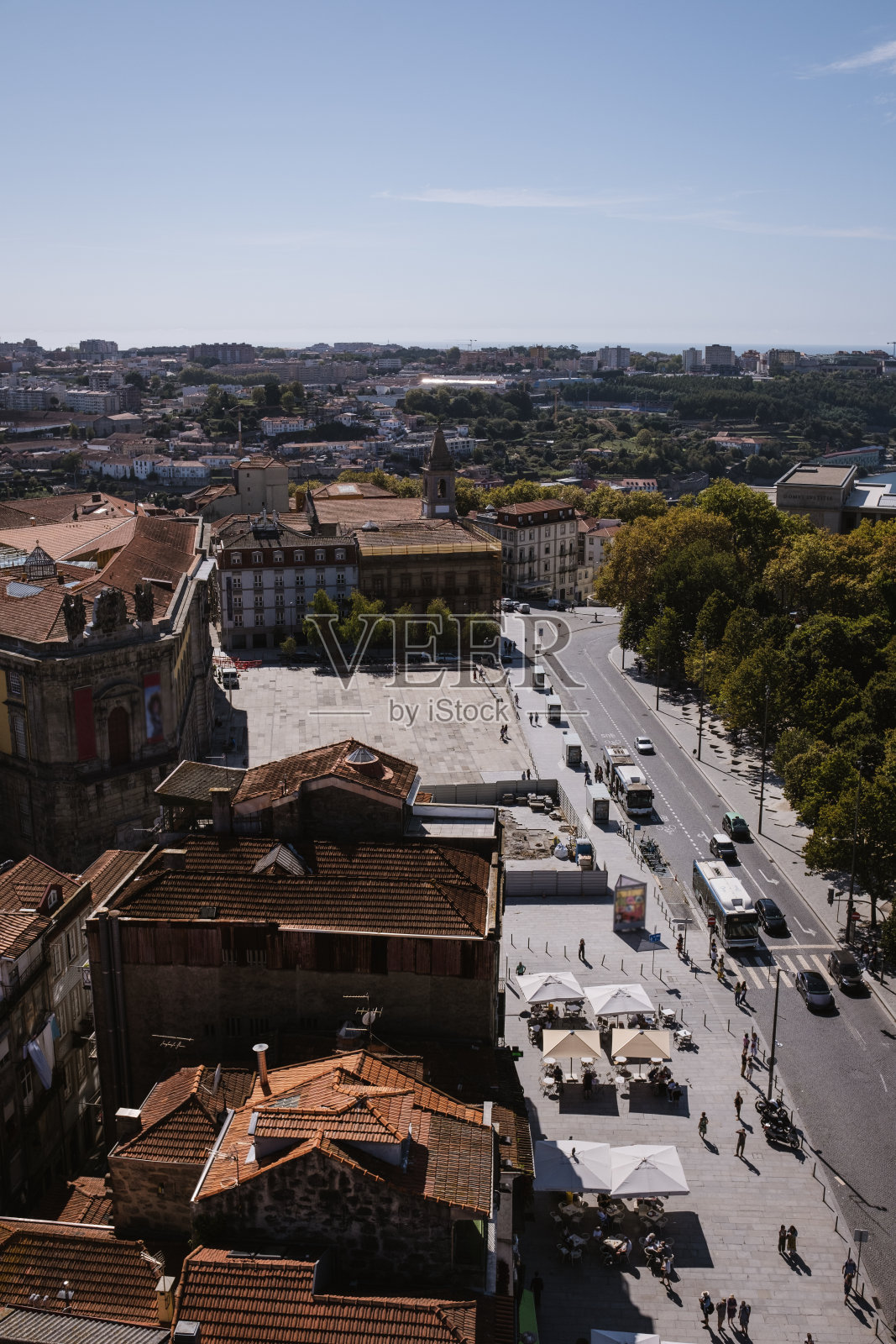 在葡萄牙，公共汽车和汽车上下班照片摄影图片