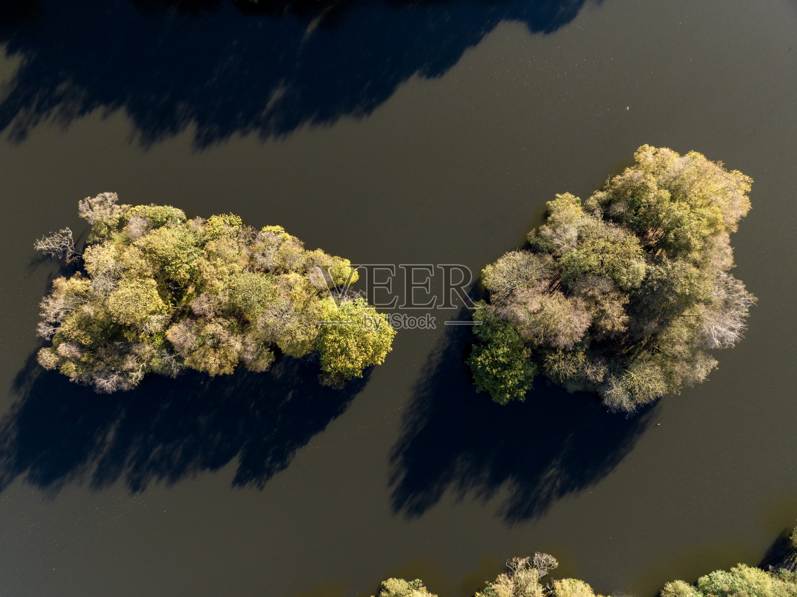 湖上的两个岛屿照片摄影图片