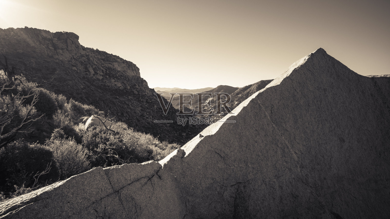 裂开的巨石从普雷斯科特附近的花岗岩山侧面伸出来照片摄影图片