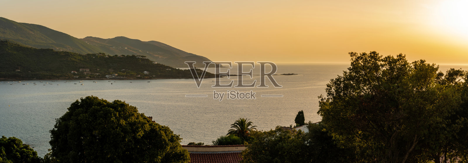 日落景观与Plage du sagonne，科西嘉岛，法国照片摄影图片