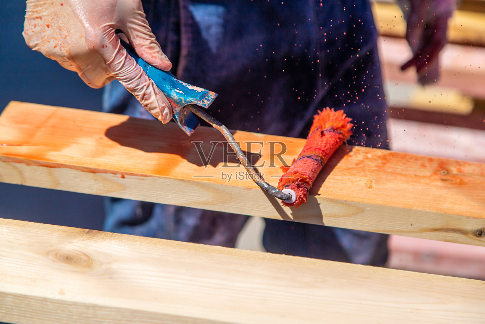 用杀菌剂处理一下木板。有选择性的重点。照片摄影图片