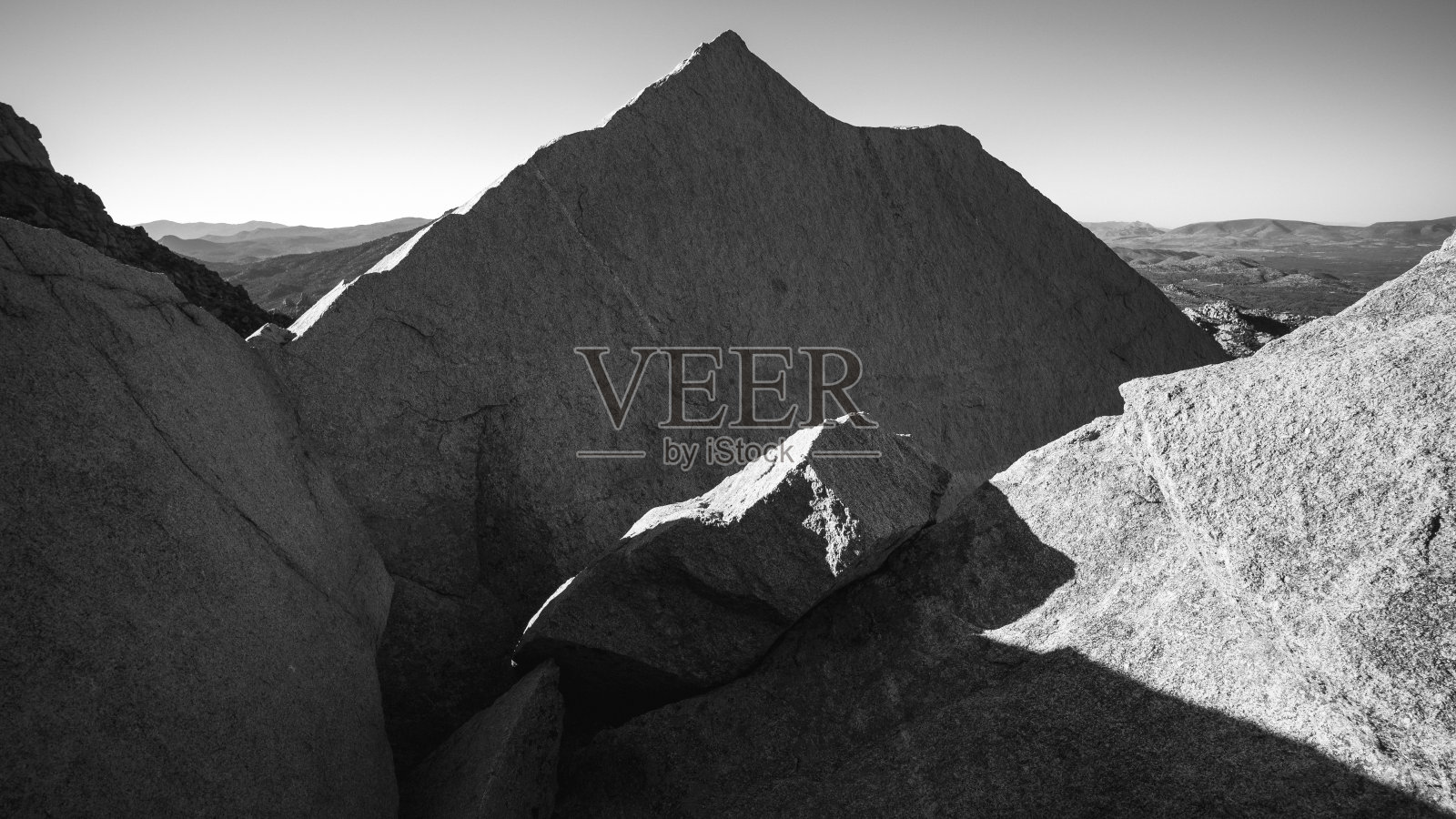 裂开的巨石从普雷斯科特附近的花岗岩山侧面伸出来照片摄影图片