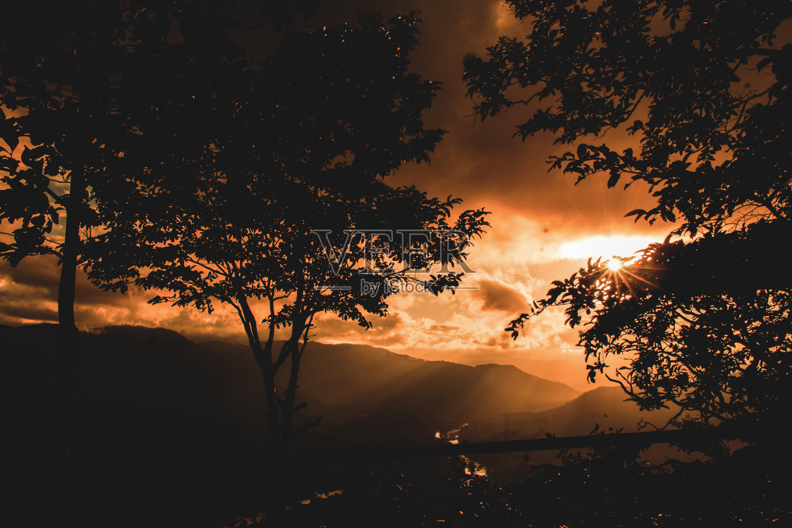 印度西部高止山脉的黑暗山脉的全景，阳光落在他们身上。照片摄影图片