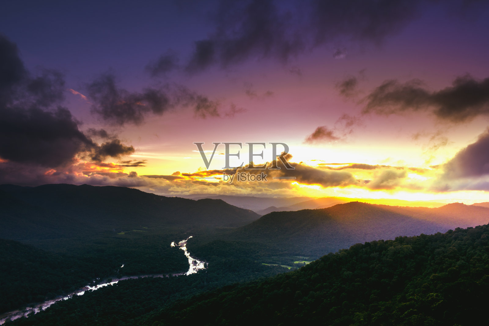 印度卡纳塔克邦，Jenukallugudda，最美丽的山顶之一，有着戏剧性的天空。照片摄影图片