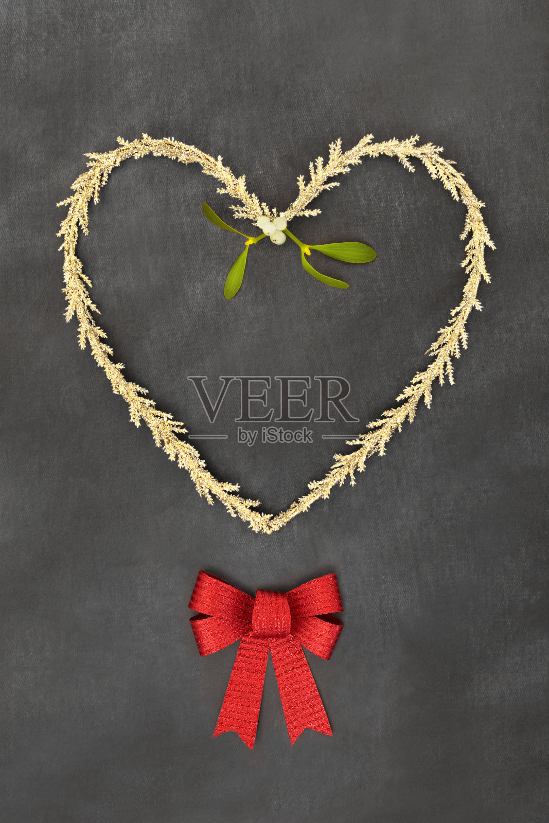 圣诞节装饰心形花环、蝴蝶结和槲寄生照片摄影图片