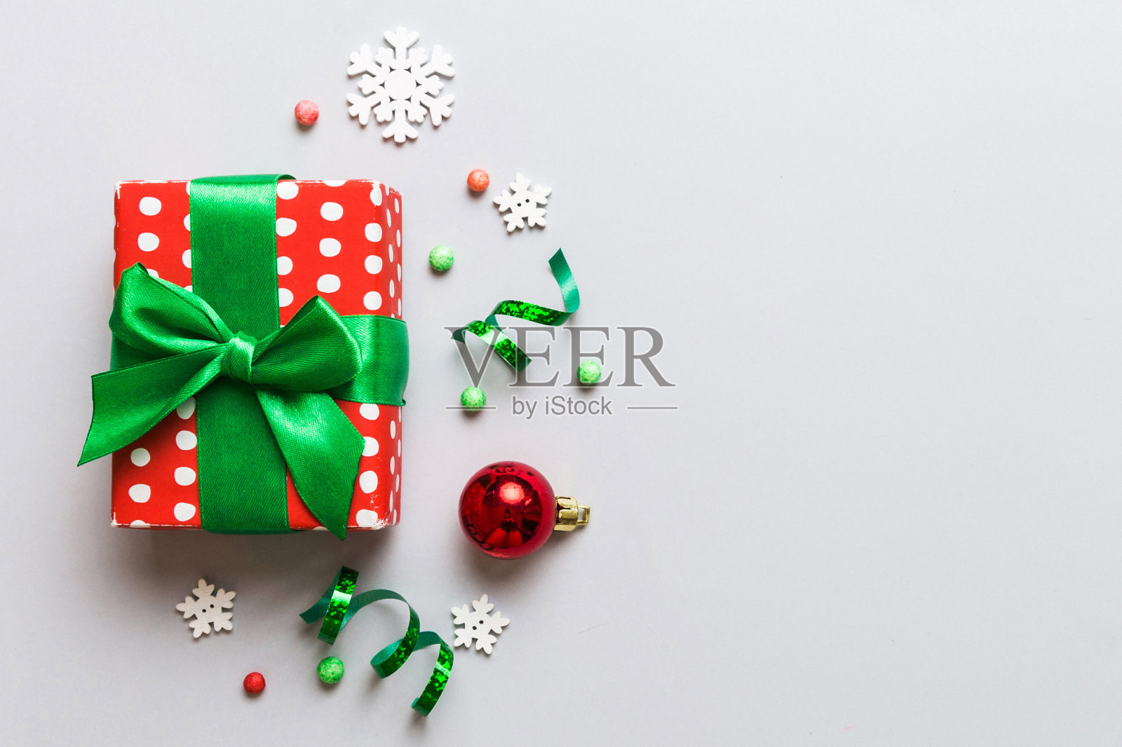 顶视图平面放置圣诞装饰品和礼盒在彩色背景与复制空间。圣诞或新年快乐作文照片摄影图片