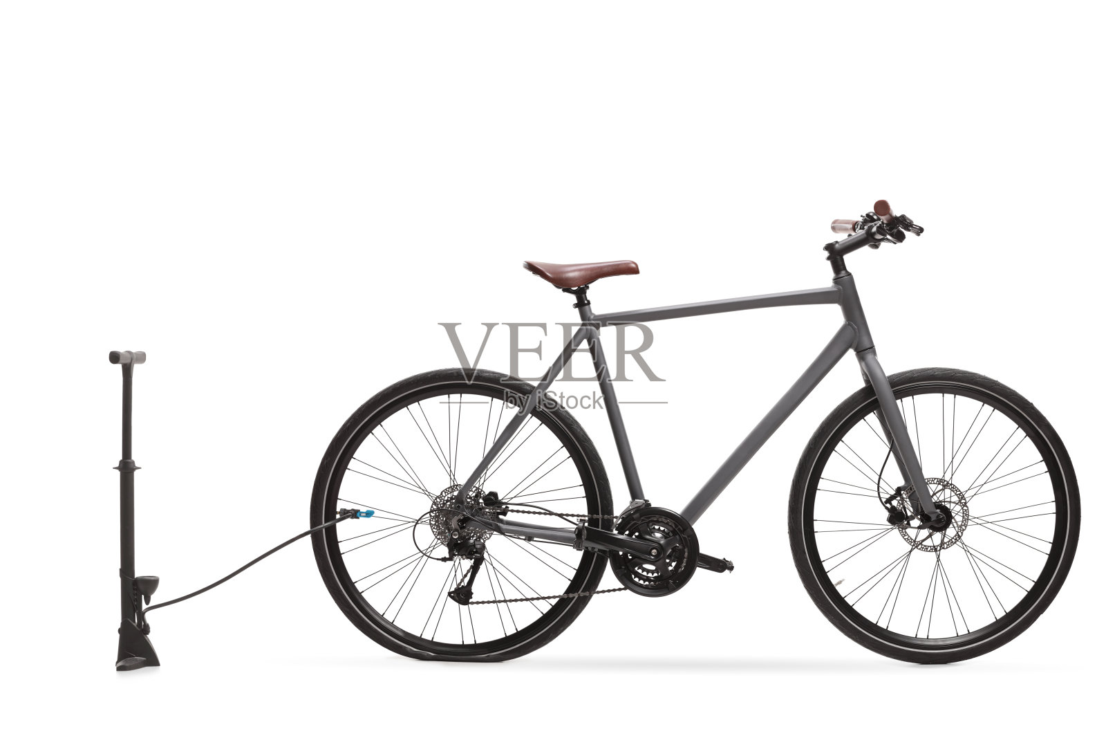 有瘪胎和手动打气筒的自行车照片摄影图片