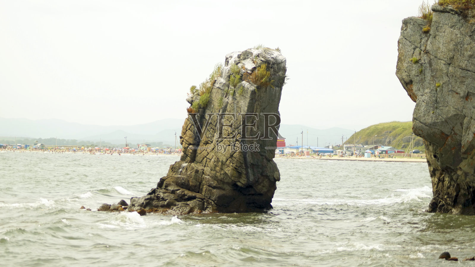 海边的岩石。照片摄影图片